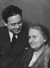 Maria Montessori mit Sohn Mario, 1951